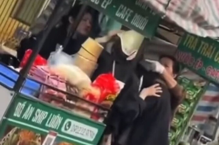 Hai cô gái bị hành hung vì mâu thuẫn gửi xe 20.000 đồng