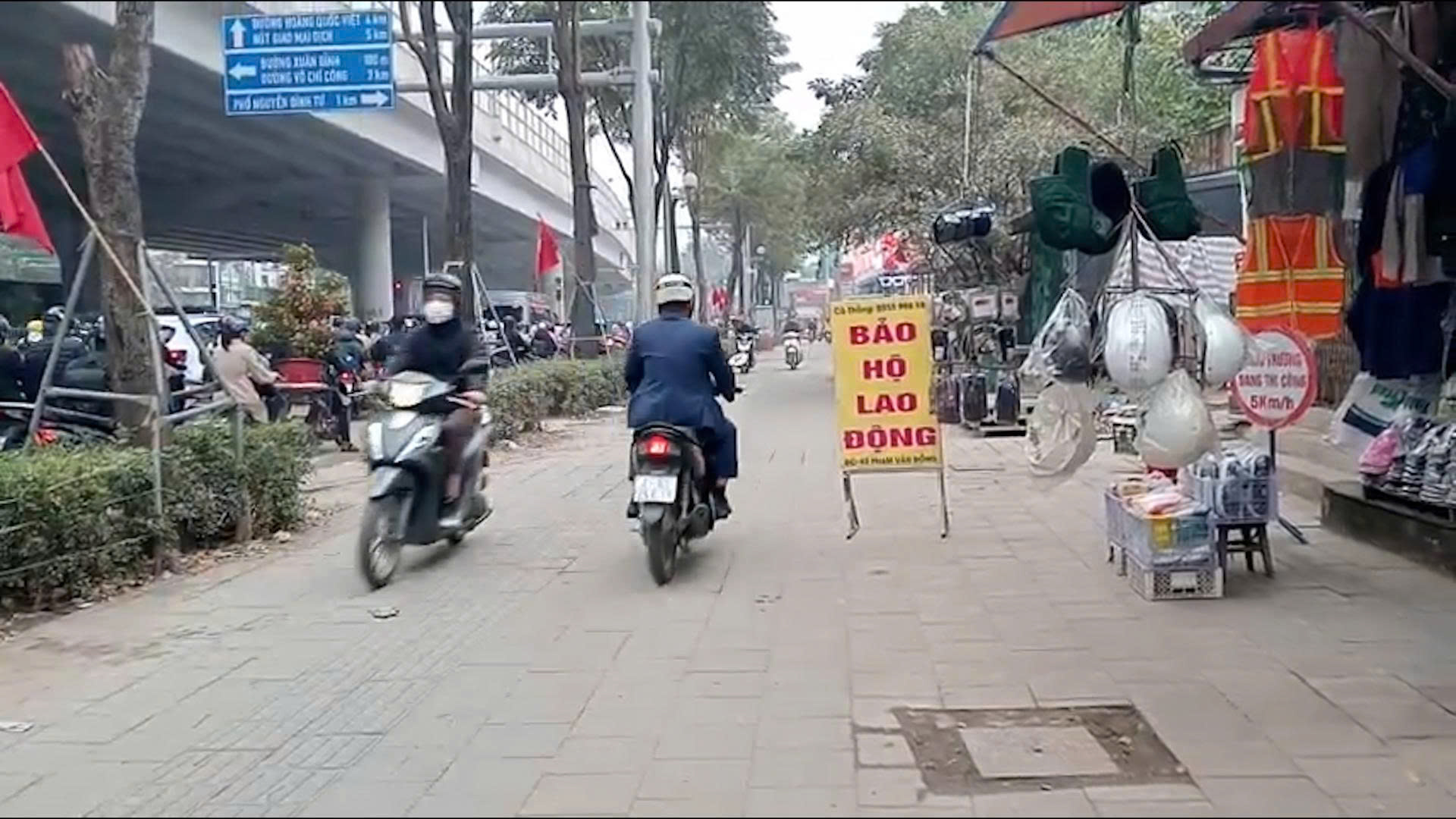 Mức phạt đi xe máy trên vỉa hè mà người dân cần biết