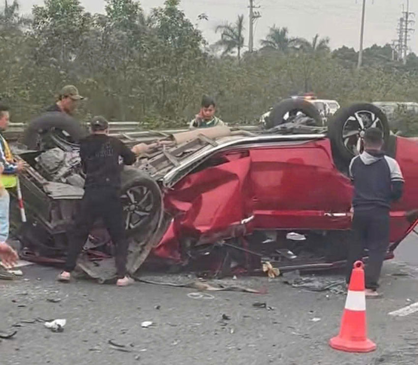 Va chạm với xe đầu kéo, nam tài xế thoát nạn 