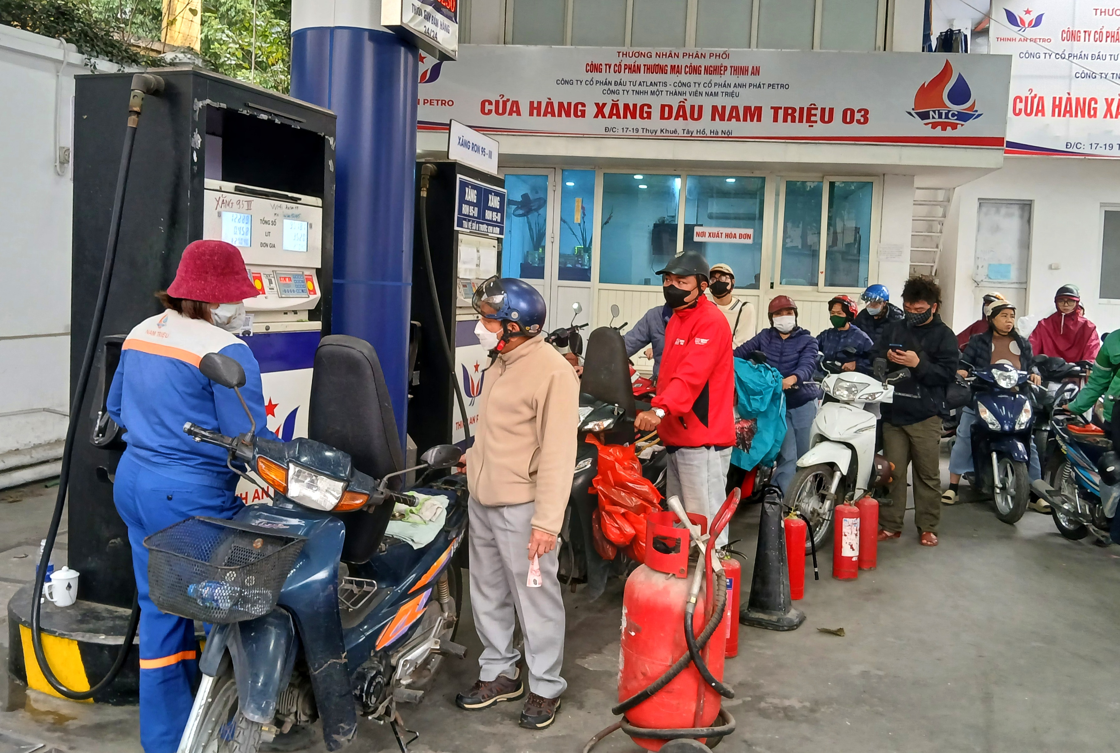 Xăng/dầu giảm mạnh, có loại giảm gần 8.000 đồng/lít