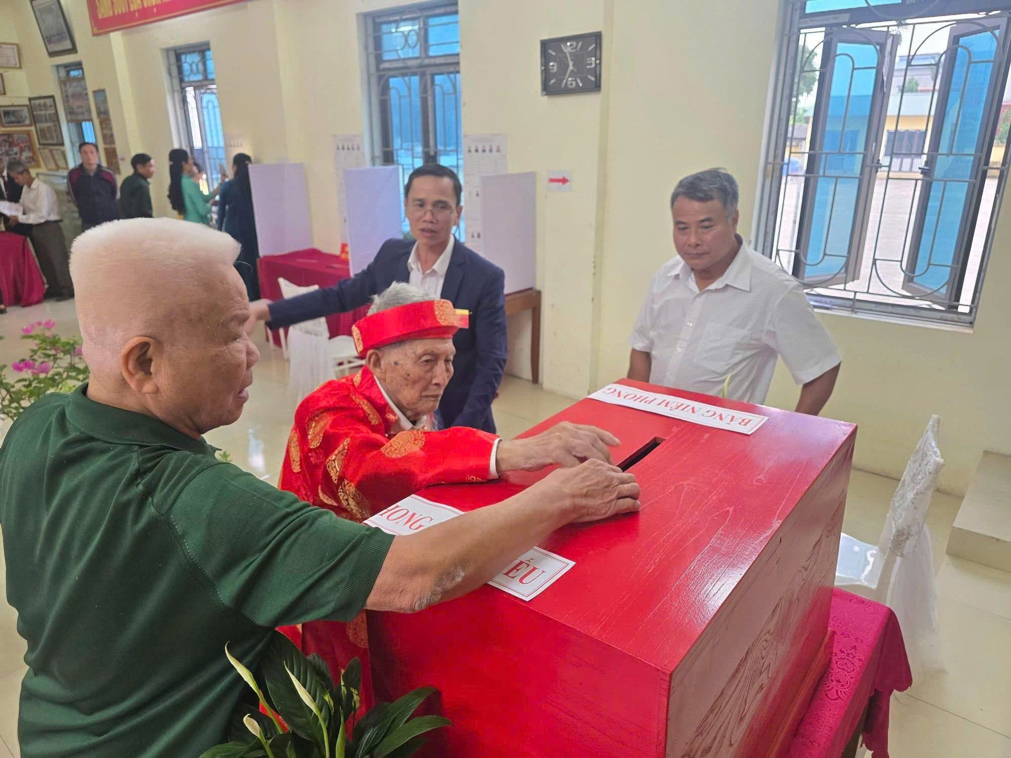 Cử tri xã Hương Sơn (Hà Nội) nô nức tham gia Ngày hội toàn dân đi bầu cử