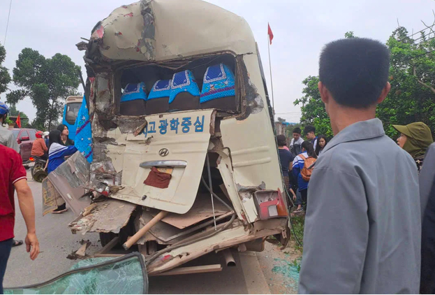 Xe ben chở đất tông vào xe đưa đón học sinh, nhiều em phải nhập viện