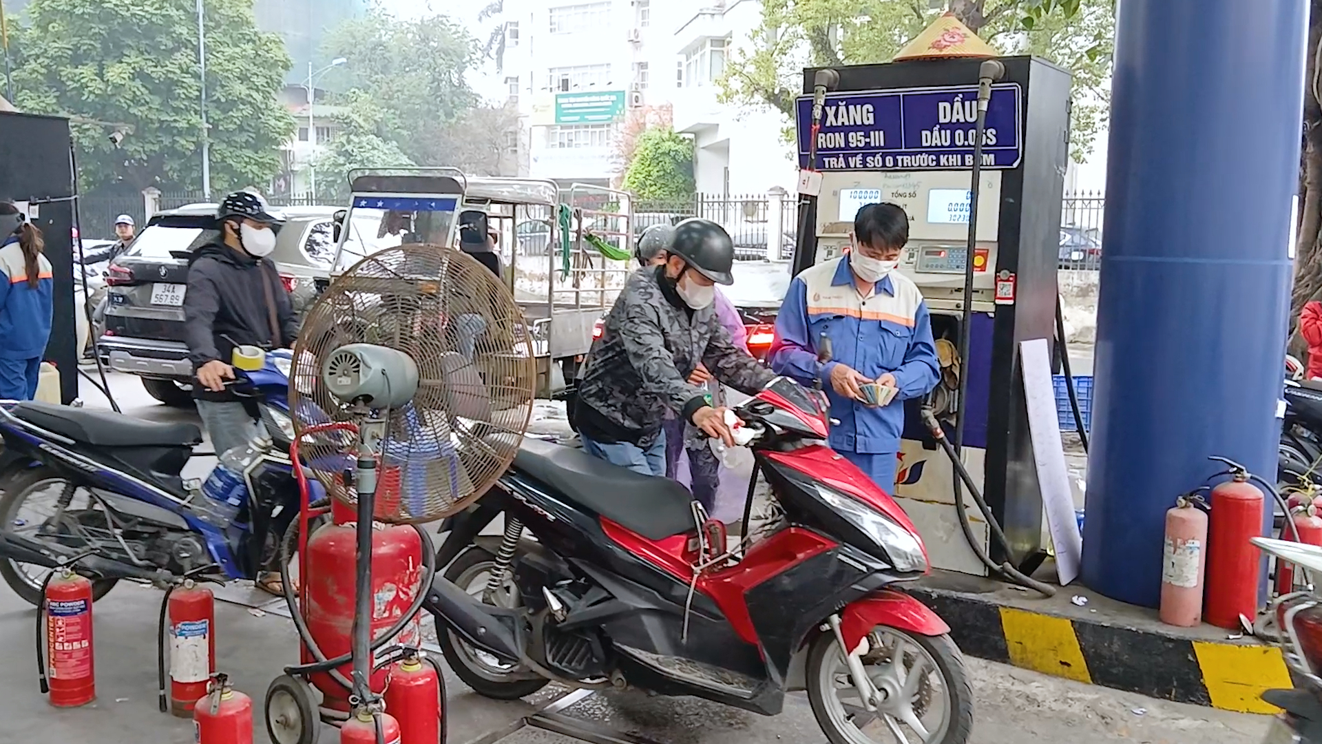 Giá xăng RON 95 vượt ngưỡng 30.000 đồng/lít