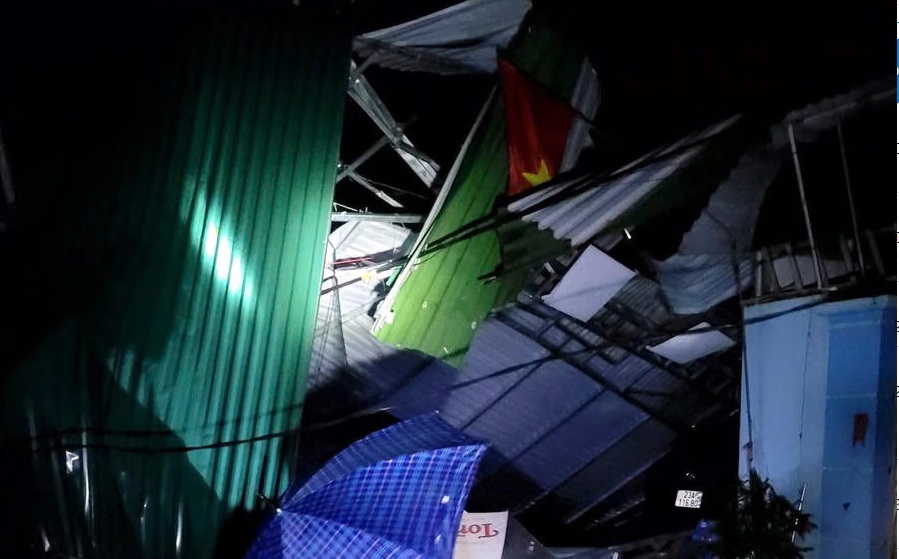 Mưa đá, dông lốc làm hư hỏng nhiều nhà dân tại các xã vùng cao