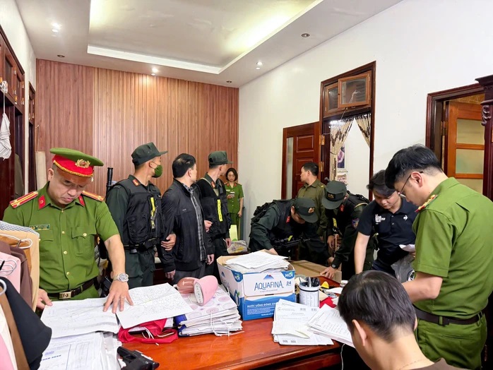 Hơn 200 cảnh sát tham gia phá chuyên án lớn, bắt giữ nhiều giám đốc doanh nghiệp, thu giữ 4 khẩu súng