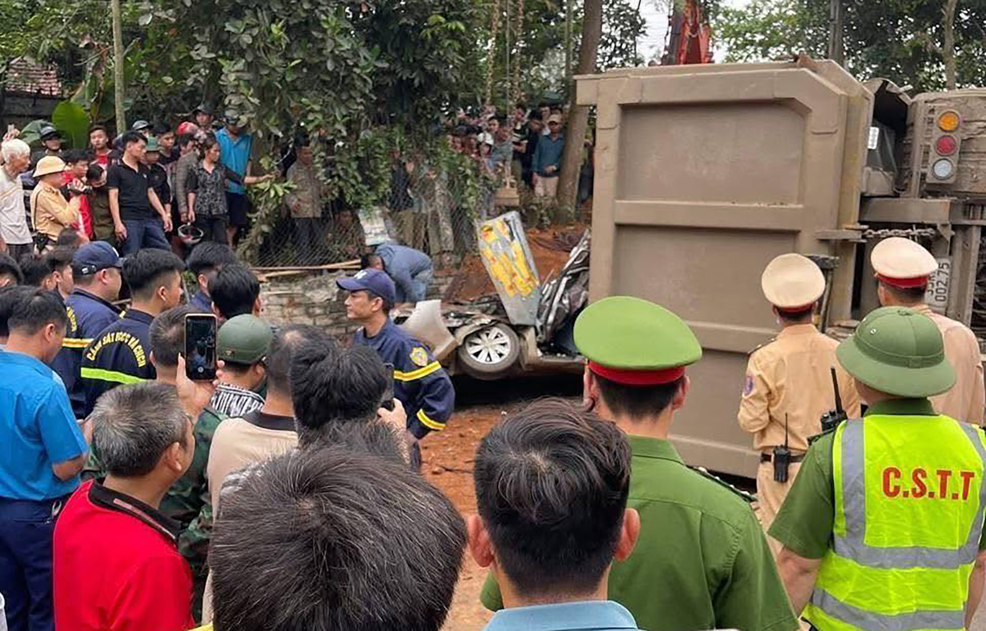 Xe đầu kéo chở đất lật nghiêng đè bẹp ô tô con và xe máy, 2 người tử vong