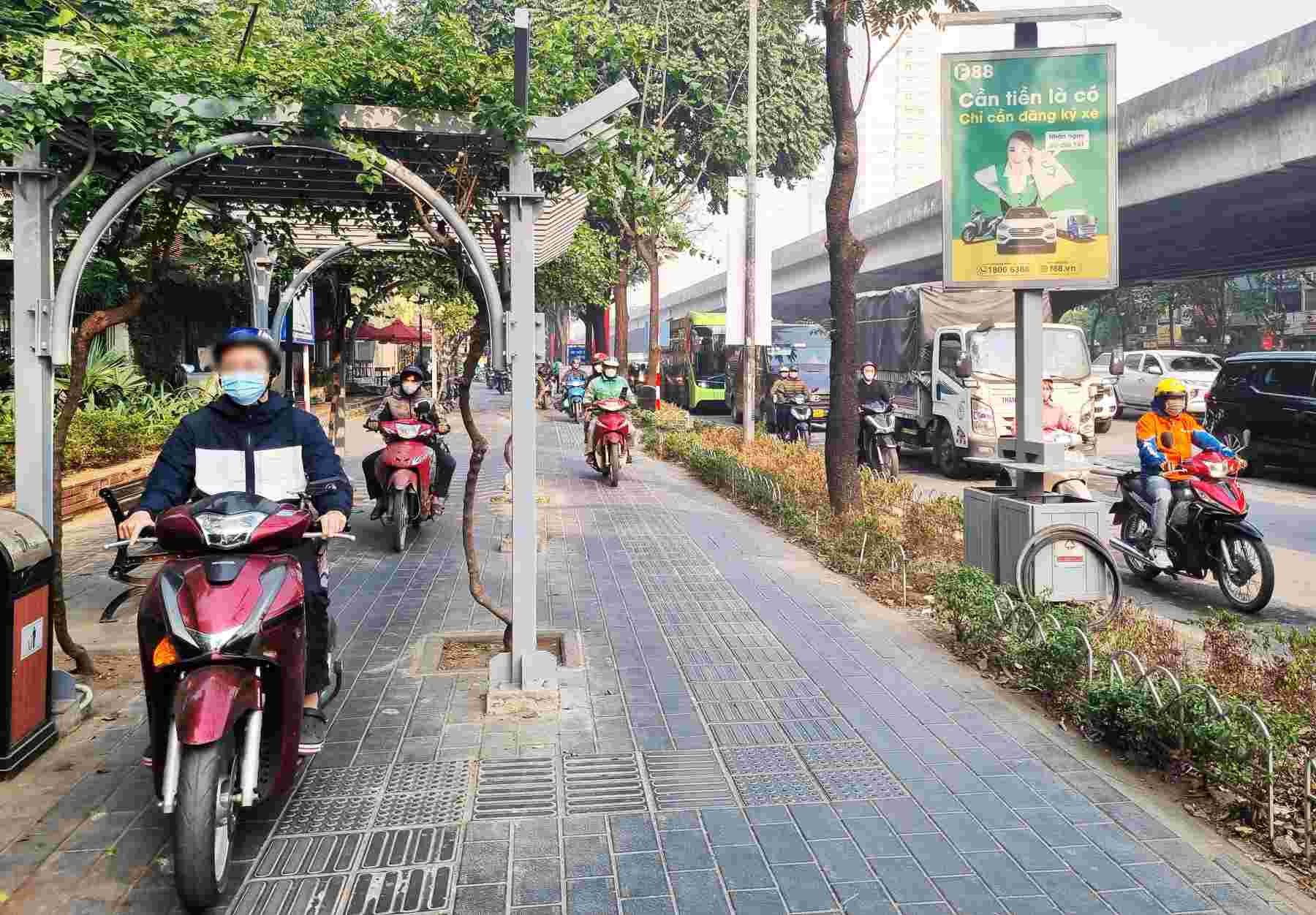 Bản tin An toàn Giao thông số 305: Chạy xe máy lên vỉa hè có thể bị phạt tới 6 triệu đồng