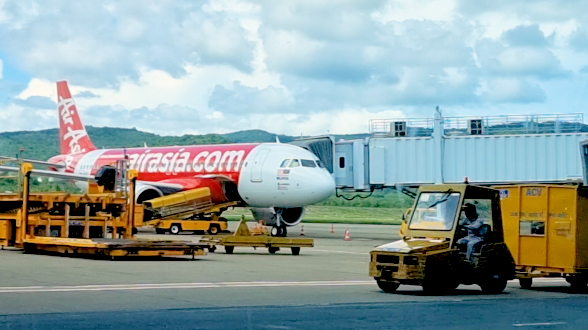 BizNews ngày 30/3/2026: Cục Hàng không đề xuất phụ thu vé nội địa từ 1/4/2026