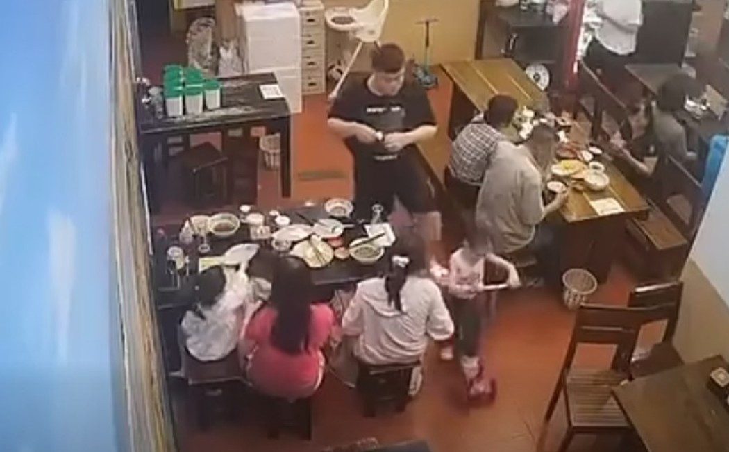 Công an xác minh vụ nam thanh niên đạp bé gái ở Hà Nội