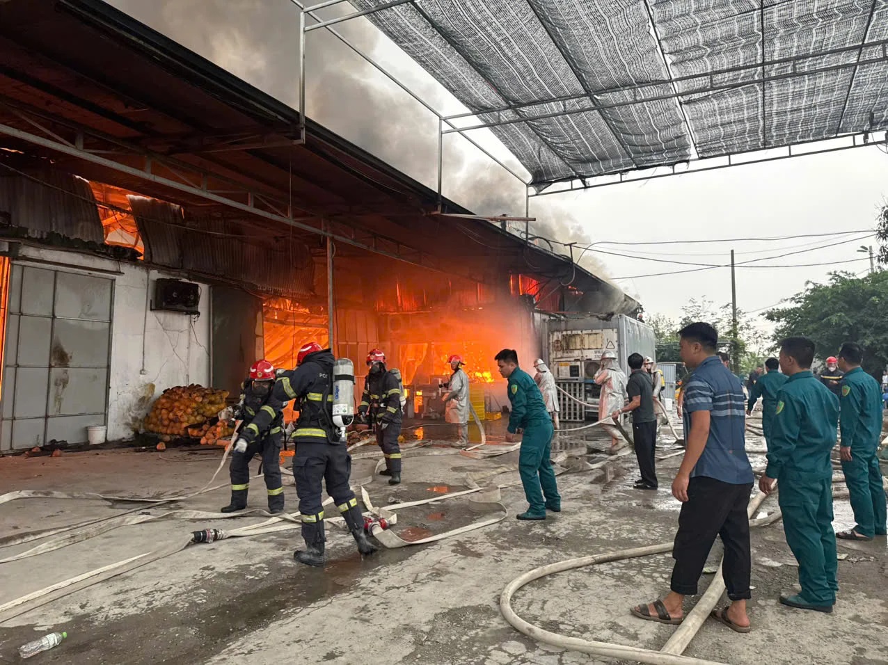 Cháy lớn tại xưởng sản xuất bánh kẹo 700m2 ở Hà Nội