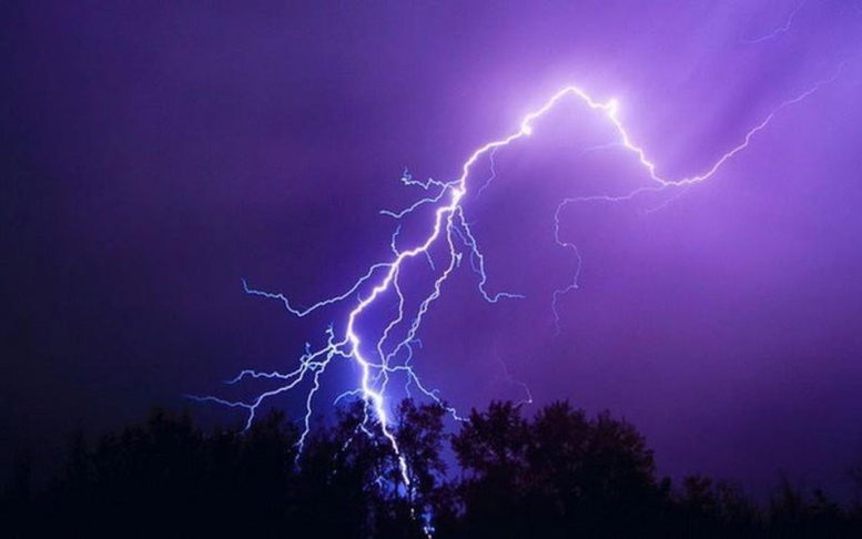 Mưa đá kèm dông lốc sét làm 4 người tử vong, hàng nghìn ngôi nhà bị hư hỏng