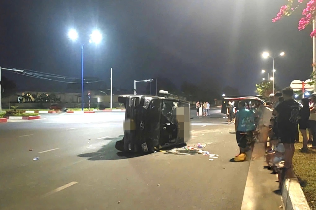 Cùng băng qua ngã tư, xe 16 chỗ lật nhào sau cú va chạm mạnh