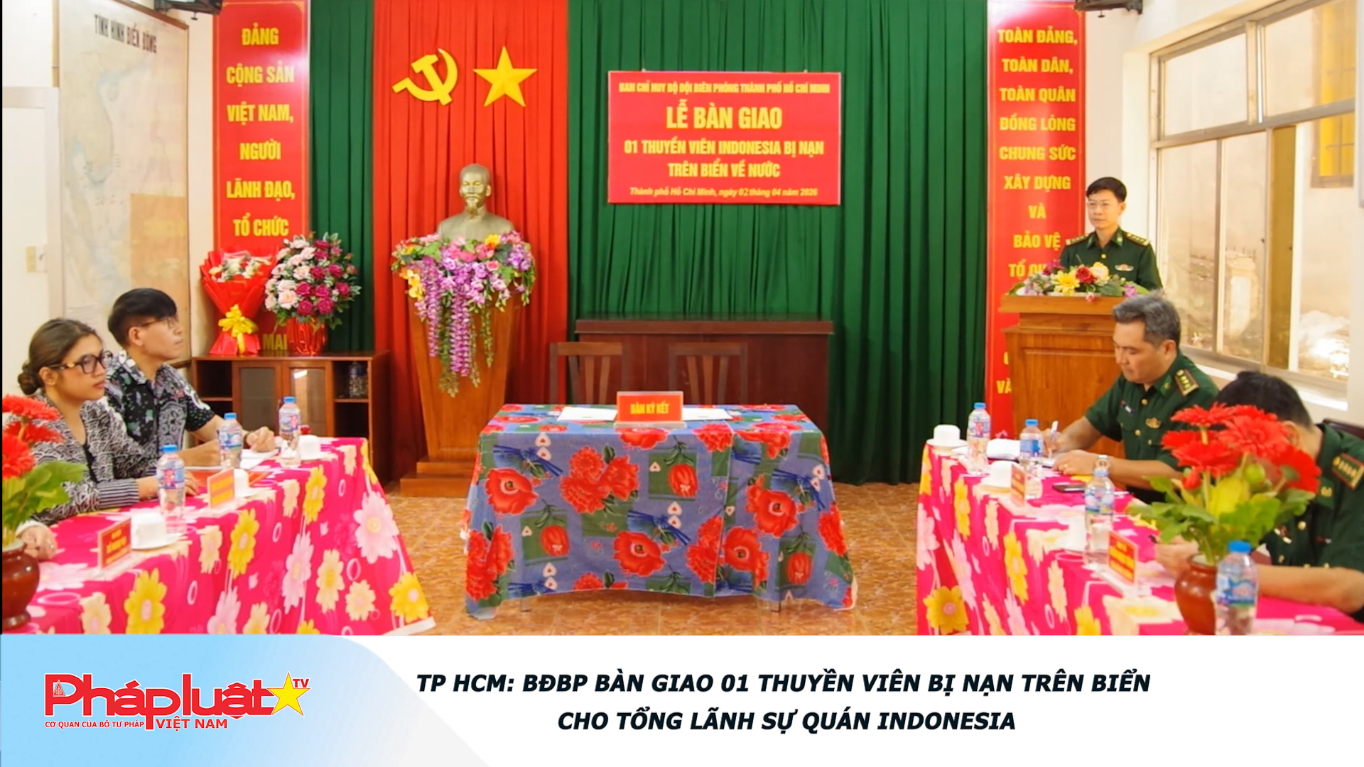 TP HCM: BĐBP bàn giao 01 thuyền viên bị nạn trên biển cho Tổng Lãnh sự quán Indonesia

