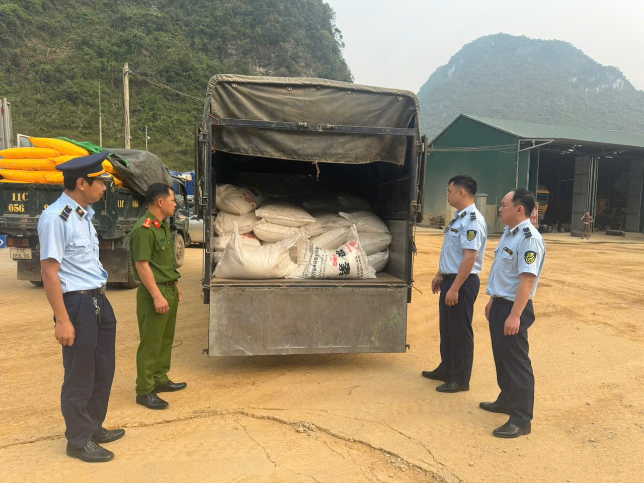 Cao Bằng: Phát hiện, xử lý trên 4 tấn phân đạm nhập lậu