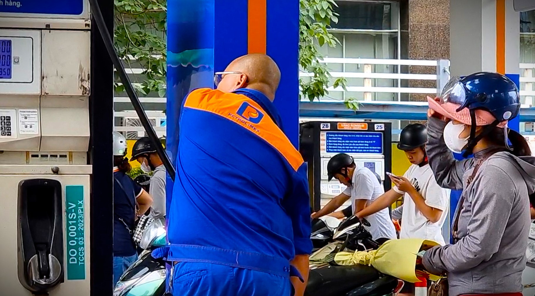 BizNews ngày 13/4/2026: Chính thức miễn thuế xăng dầu đến hết tháng 6/2026