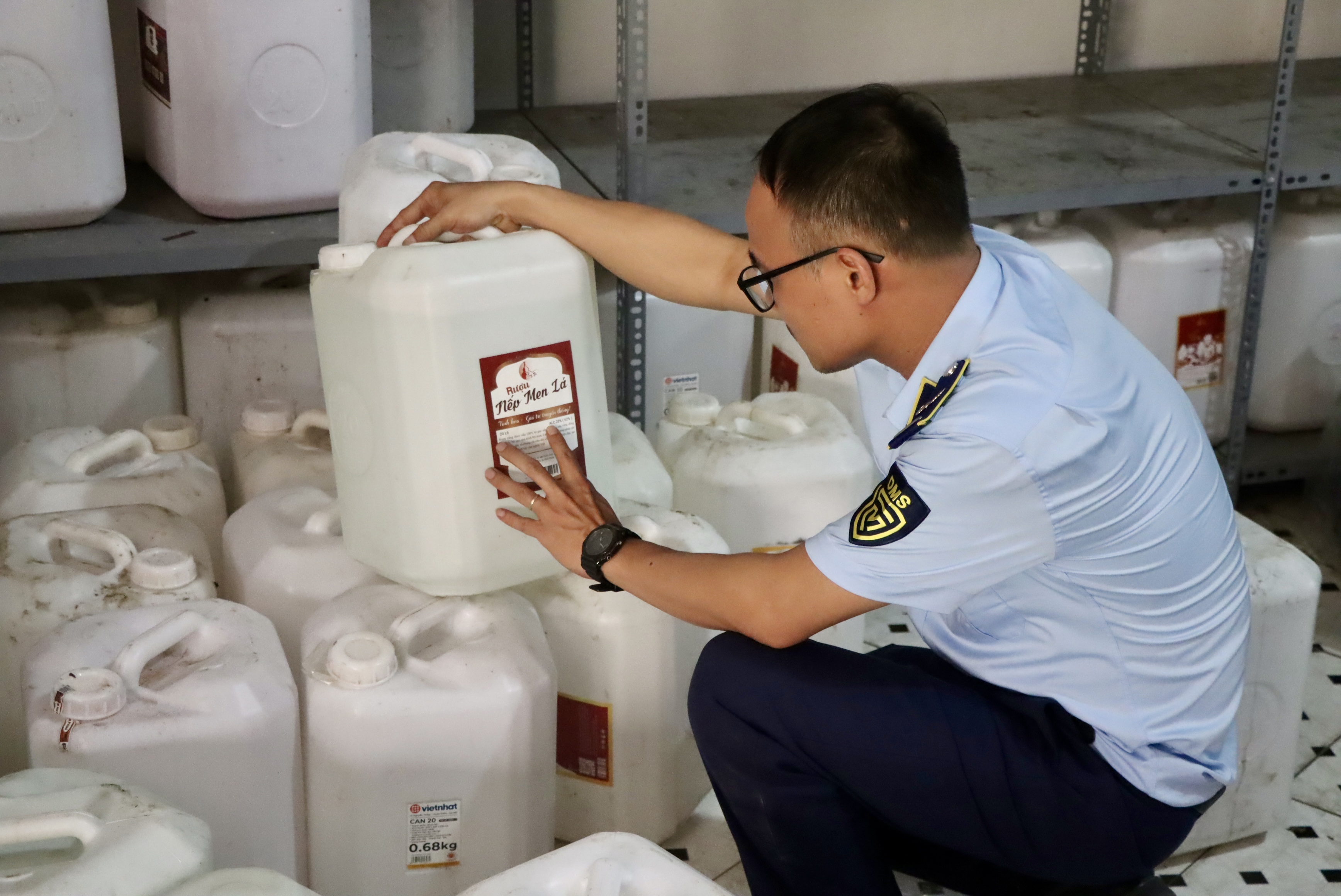 Kiểm tra cơ sở chứa gần 9.000 lít rượu tại Hà Nội