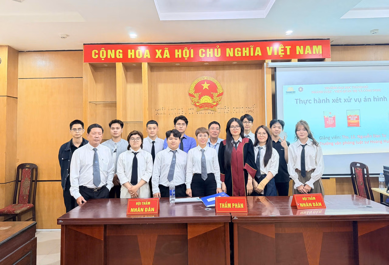 Sinh viên ngành Luật – Trường Đại học Thành Đô rèn luyện kỹ năng tranh tụng qua phiên tòa giả định