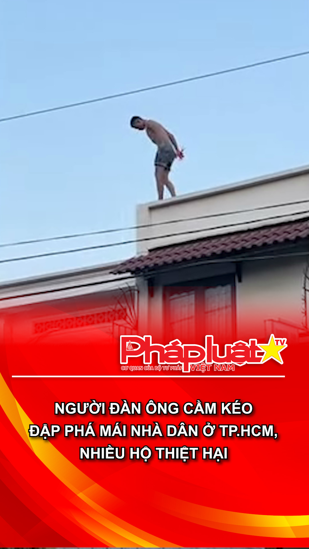 Người đàn ông cầm kéo đập phá mái nhà dân ở TP.HCM, nhiều hộ thiệt hại
