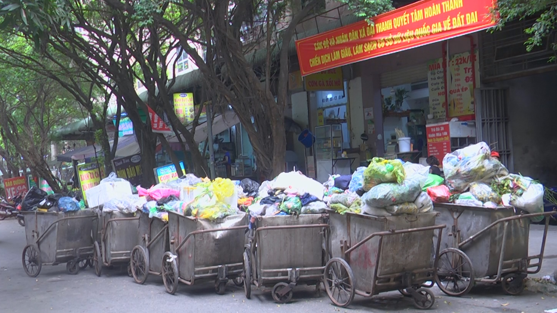 Bản tin Bất động sản ngày 24/4/2026: Giá dịch vụ rác thải mới - nhiều chung cư ở Hà Nội “loay hoay” áp dụng