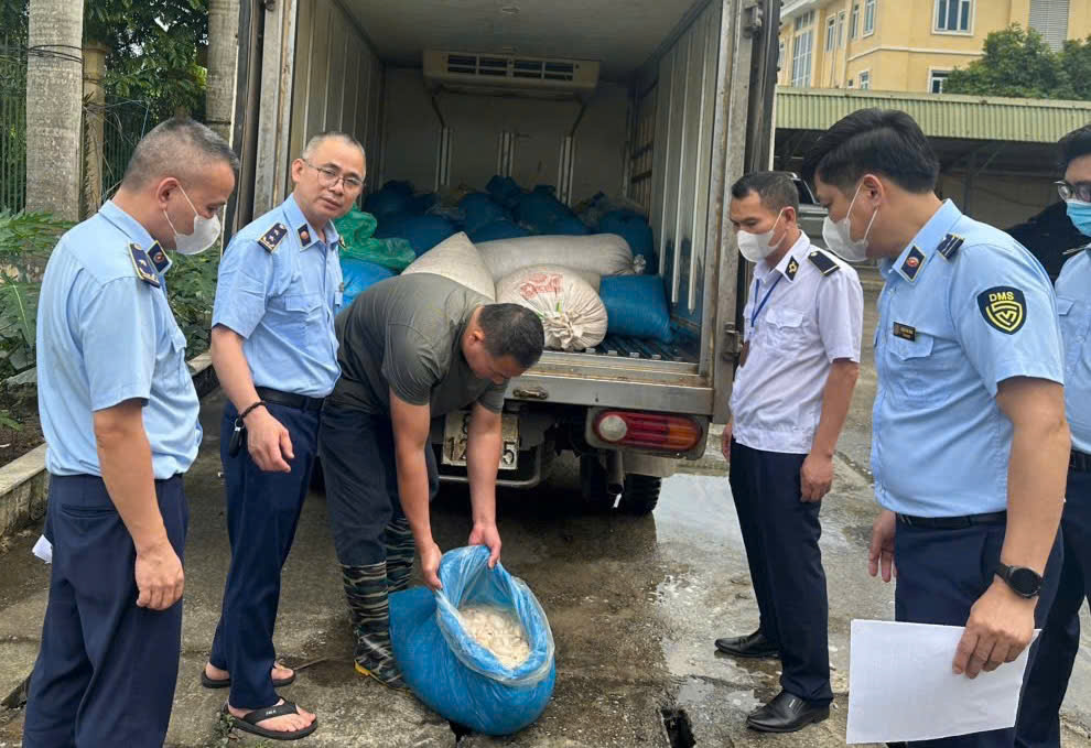 Hơn 1 tấn lòng lợn ôi thiu trên đường vận chuyển tiêu thụ thì bị kiểm tra, thu giữ