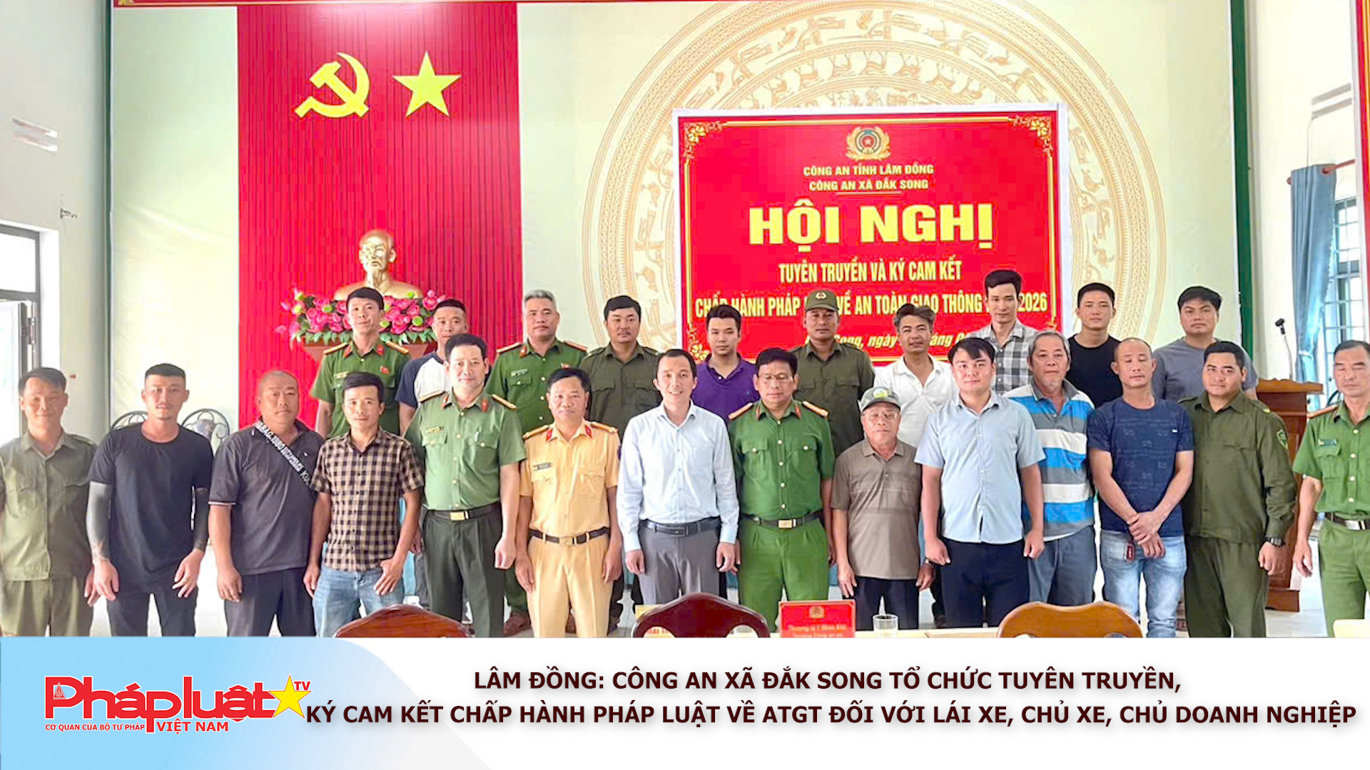 Lâm Đồng: Công an xã Đắk Song tổ chức tuyên truyền, ký cam kết chấp hành pháp luật về ATGT đối với lái xe, chủ xe, chủ doanh nghiệp

