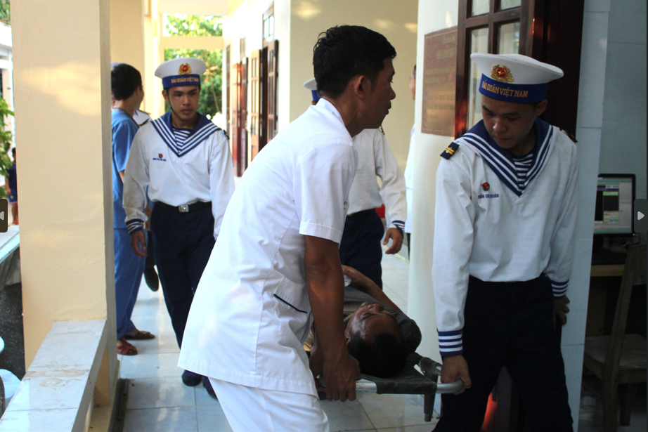 Bệnh xá đảo Song Tử Tây cấp cứu kịp thời 2 ngư dân bị giảm áp do lặn sâu
