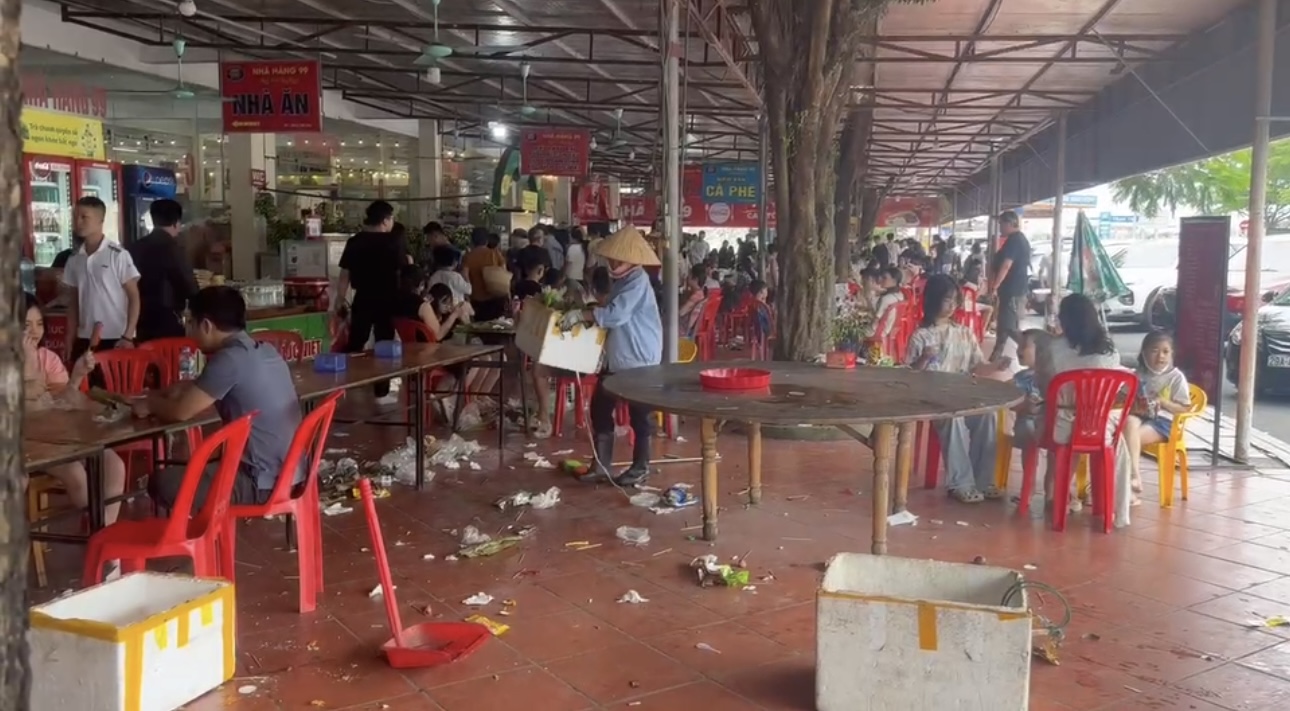 Trạm dừng nghỉ cao tốc Cầu Giẽ – Ninh Bình quá tải dịp lễ: Đông đúc, phát sinh rác thải”