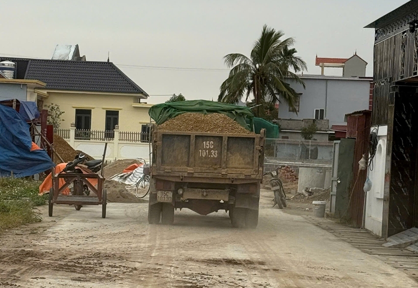 Hà Nội dùng AI “phạt nguội” xe làm rơi vãi vật liệu, gây ô nhiễm môi trường