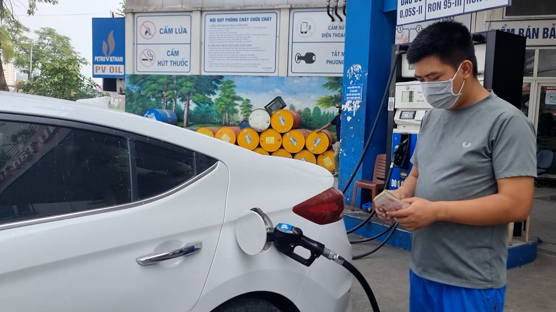 BizNews ngày 13/5/2026: PVOIL dừng bán xăng khoáng RON95, đổi sang xăng E10 từ 15/5
