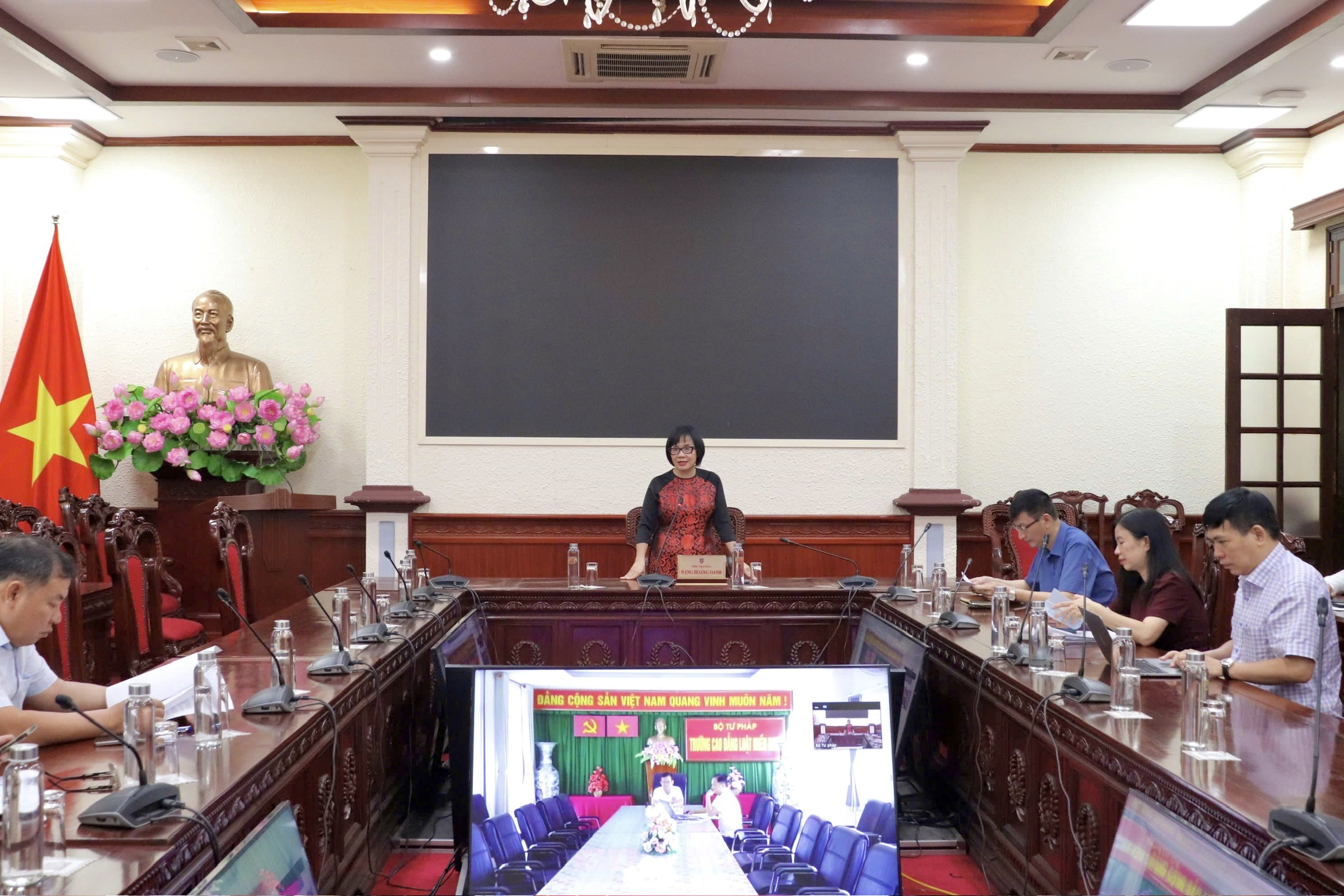 Thứ trưởng Đặng Hoàng Oanh làm việc về công tác bàn giao các Trường Cao đẳng Luật