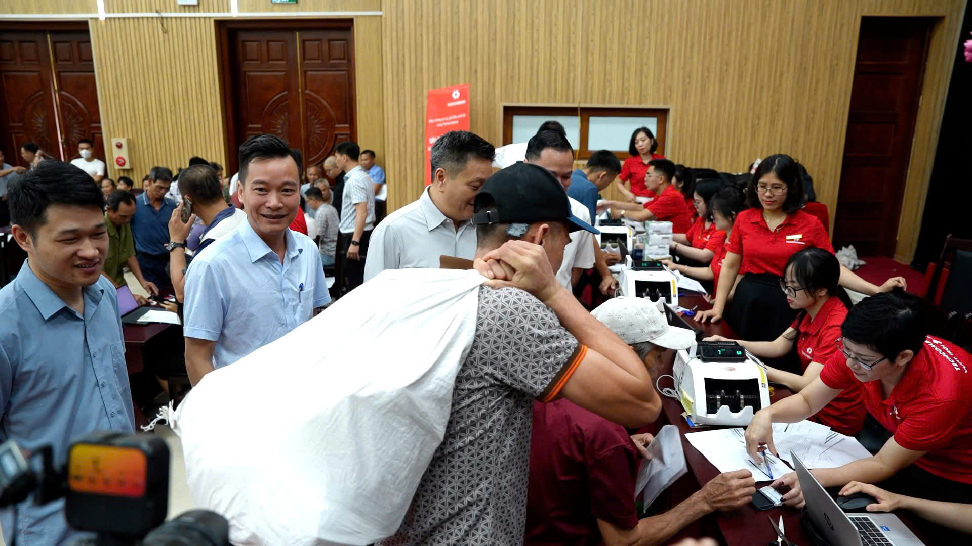 Người dân Thanh Oai mang bao tải nhận tiền bồi thường Dự án KĐT thể thao Quốc tế Hà Nội