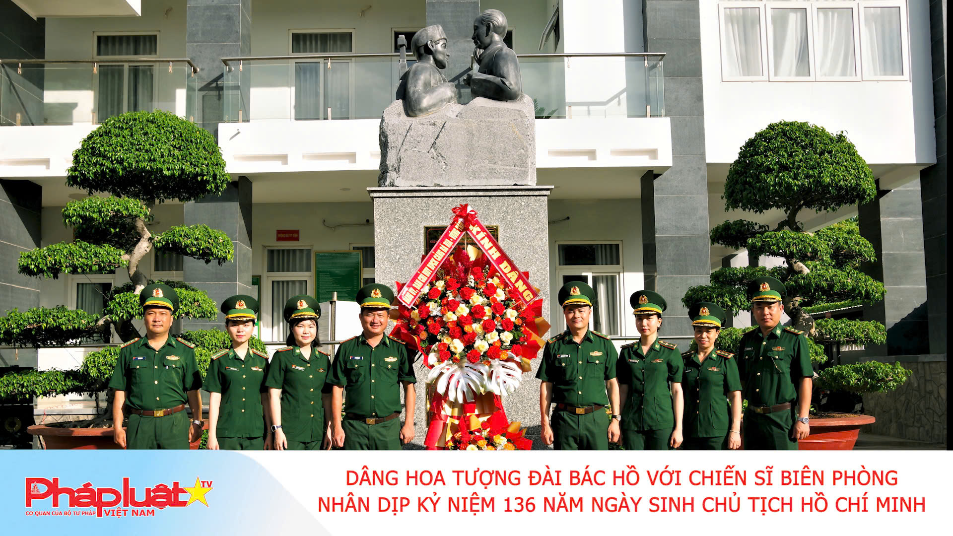 Dâng hoa Tượng đài Bác Hồ với Chiến sĩ Biên phòng nhân dịp kỷ niệm 136 năm Ngày sinh Chủ tịch Hồ Chí Minh