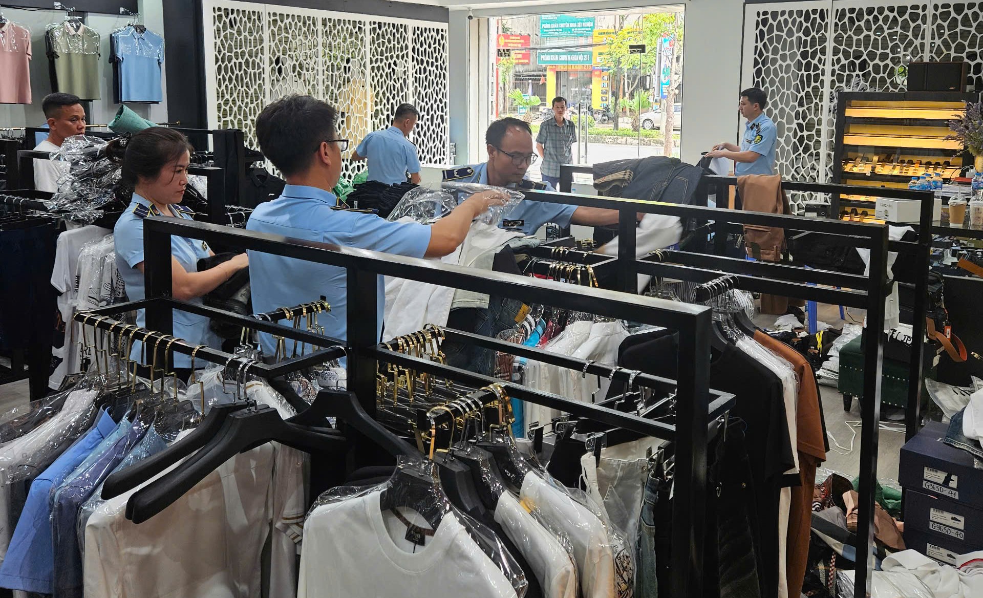 Phát hiện gần 2.000 sản phẩm thời trang nghi giả nhãn hiệu nổi tiếng