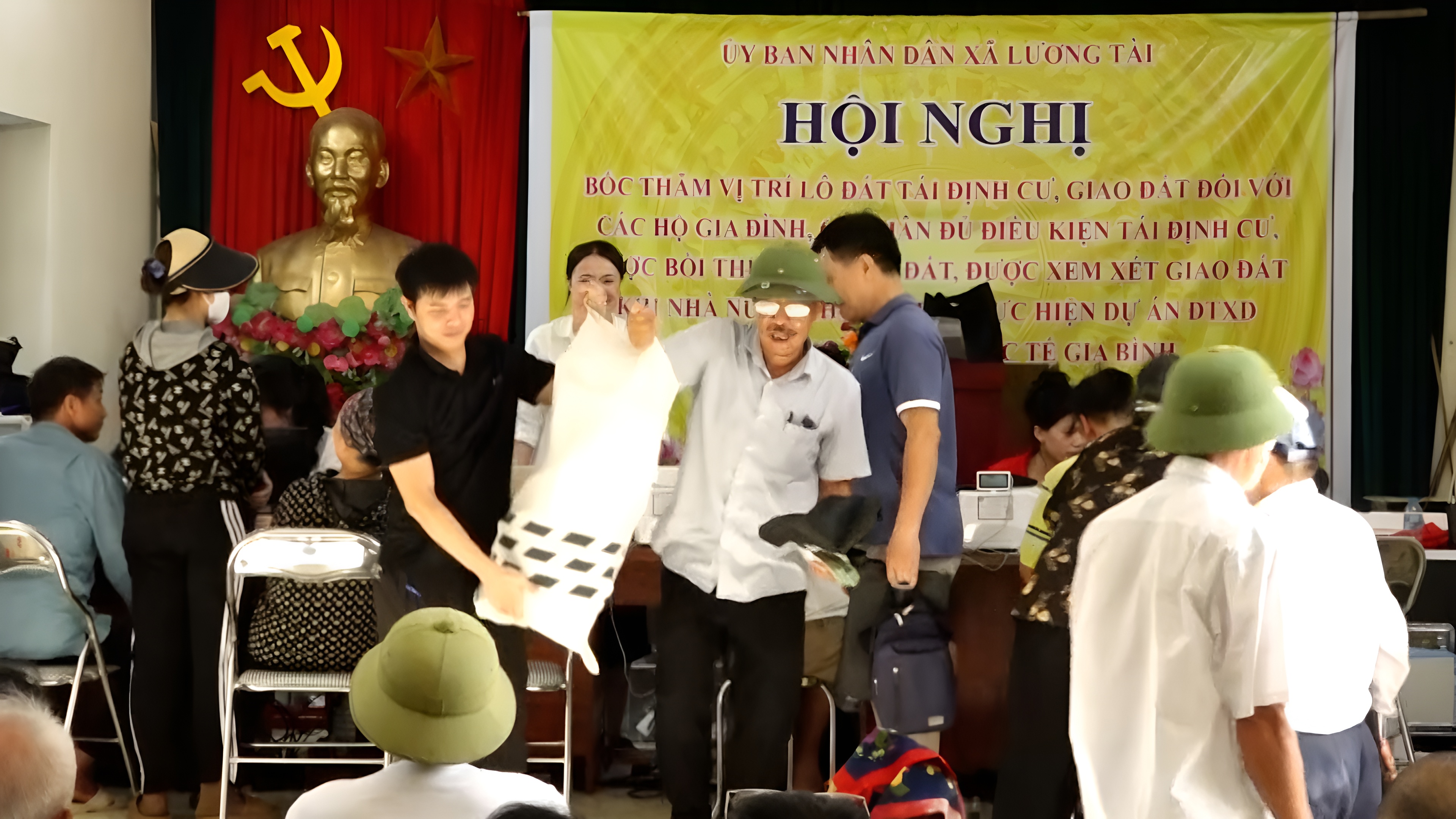 Người dân Tử Nê phấn khởi nhận tiền bồi thường, ủng hộ dự án trọng điểm quốc gia