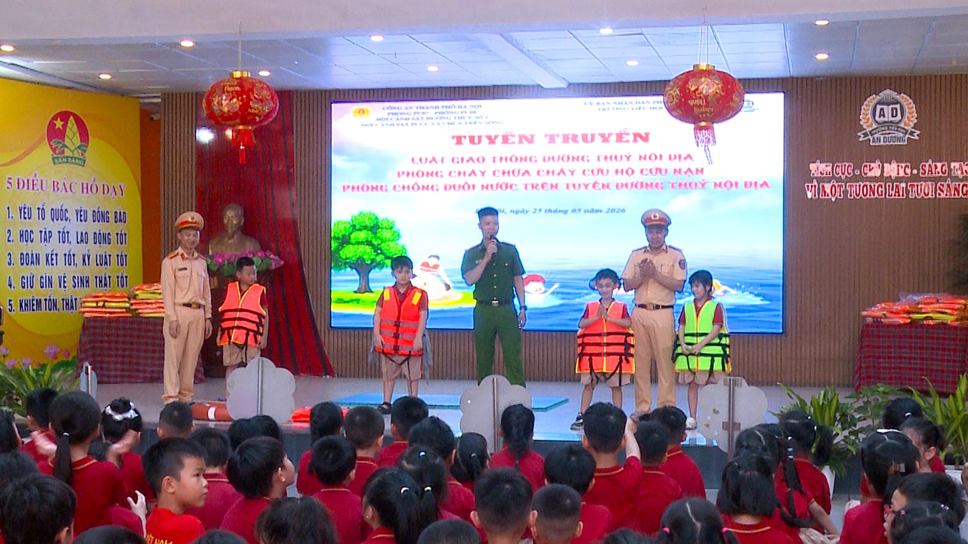 Hà Nội: Hướng dẫn kỹ năng phòng, chống đuối nước cho học sinh trong dịp hè