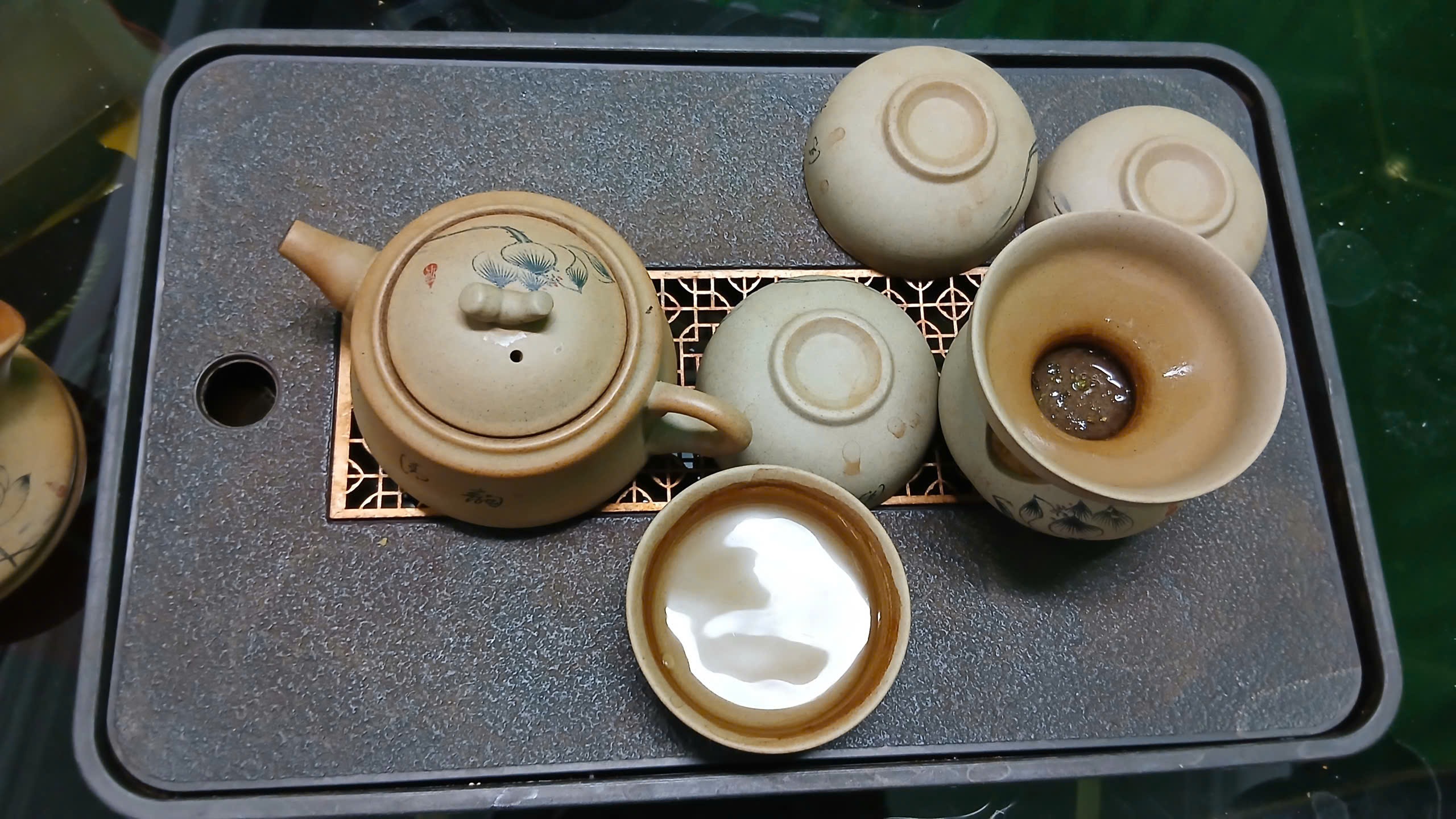 Lâm Đồng: Điều tra vụ ấm nước pha trà có mùi thuốc trừ sâu
