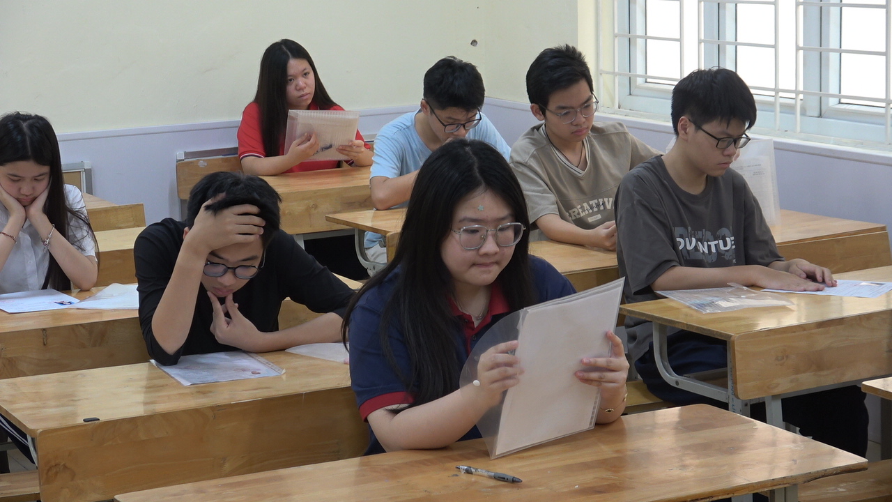 Kỳ thi lớp 10 Hà Nội 2026: Các thí sinh hồi hộp nghe phổ biến quy chế thi