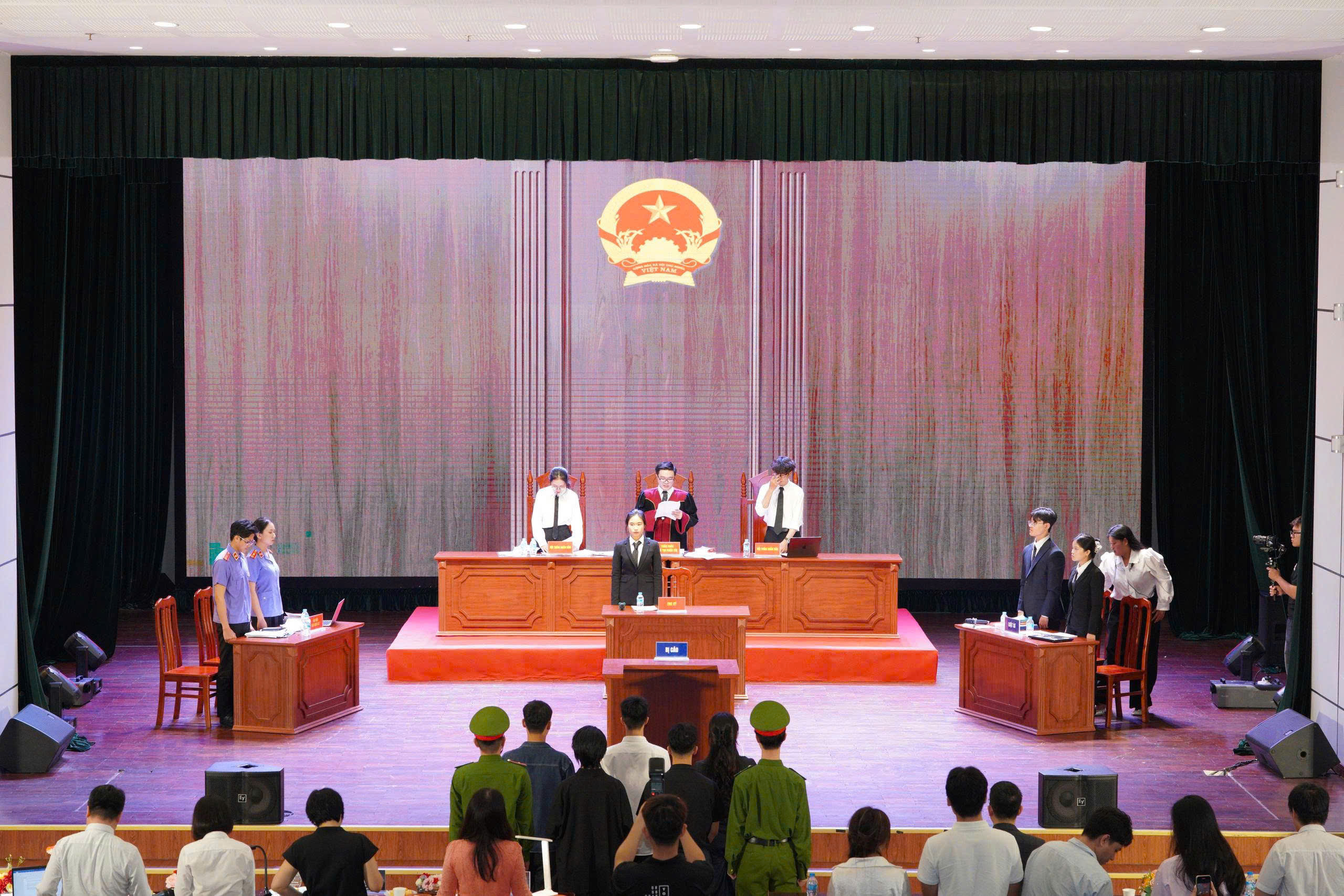 “Phiên tòa giả định – NEU Moot Court 2026: Lan tỏa bản lĩnh tranh tụng và tinh thần học thuật của sinh viên Luật