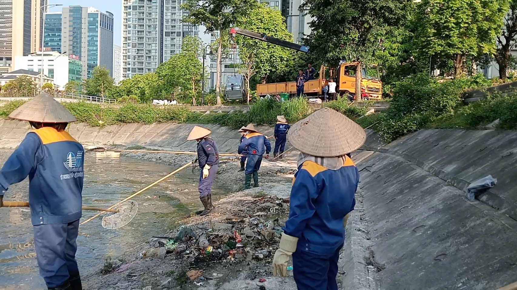 Khẩn trương dọn sạch rác và thu gom cá chết tại Công viên CV1 Cầu Giấy