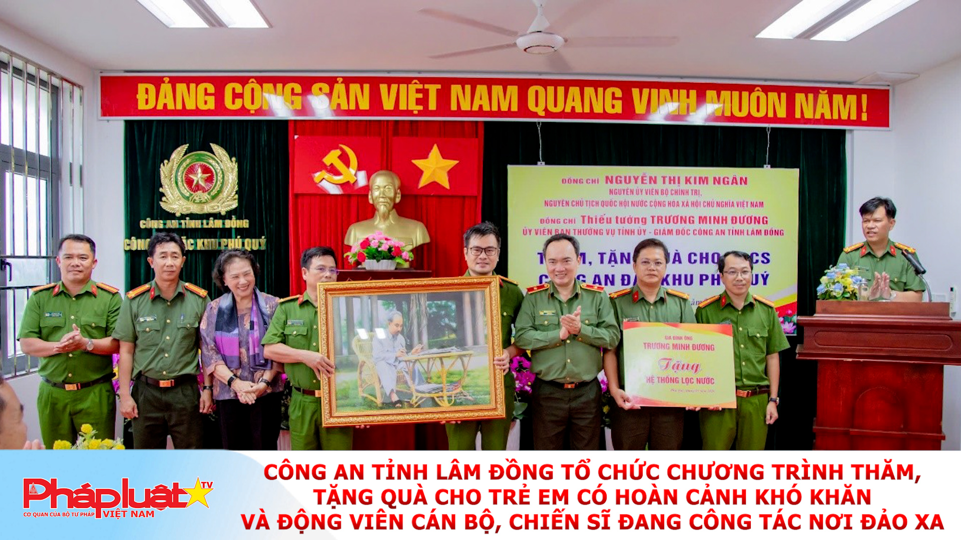 Công an tỉnh Lâm Đồng tổ chức chương trình thăm, tặng quà cho trẻ em có hoàn cảnh khó khăn và động viên cán bộ, chiến sĩ đang công tác nơi đảo xa