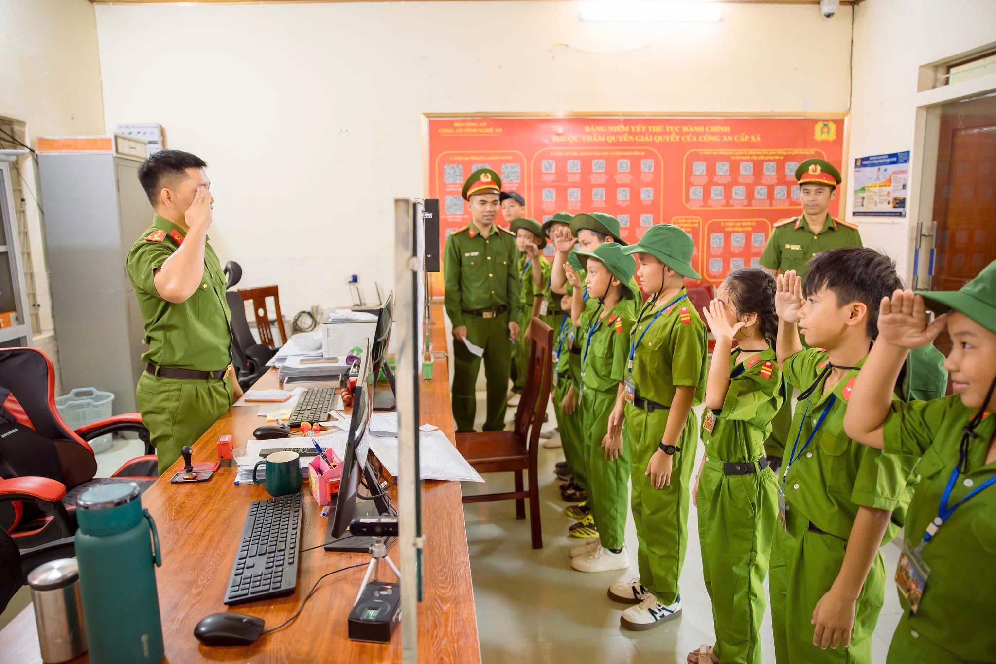 Một ngày làm chiến sĩ công an của thiếu nhi trên địa bàn xã Vân Tụ