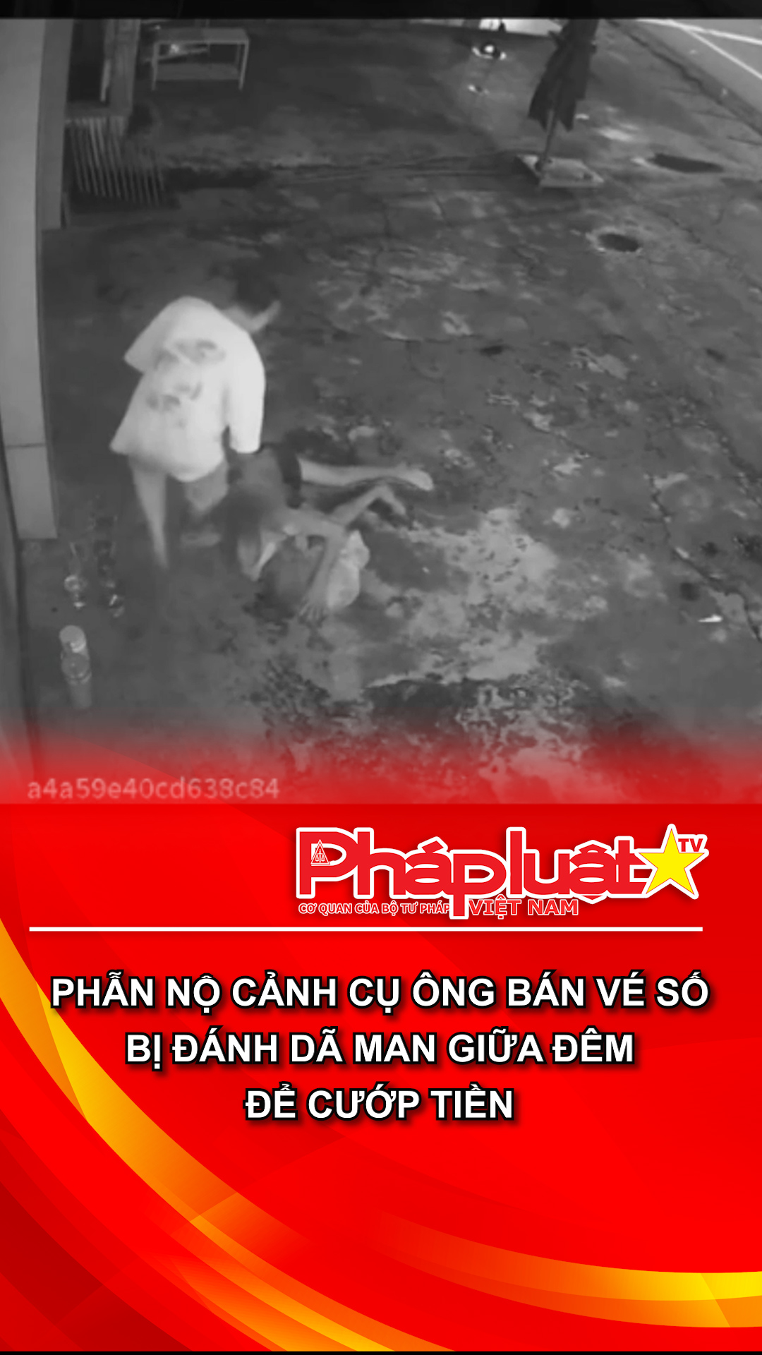 Phẫn nộ cảnh cụ ông bán vé số bị đánh dã man giữa đêm để cướp tiền.
