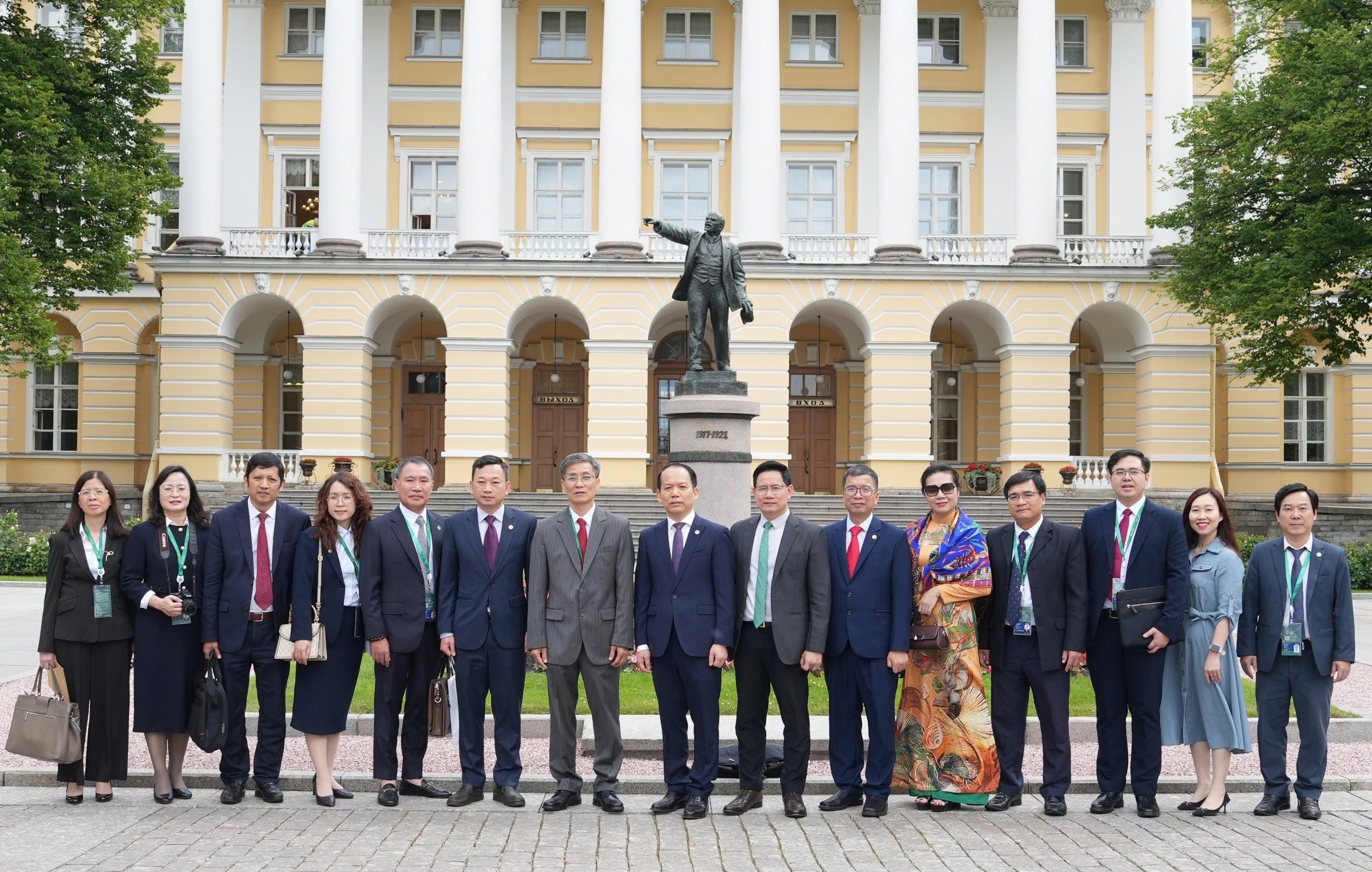 Bộ trưởng Tư pháp Việt Nam Hoàng Thanh Tùng làm việc với Chủ tịch Ủy ban Đối ngoại Saint Petersburg, Liên bang Nga