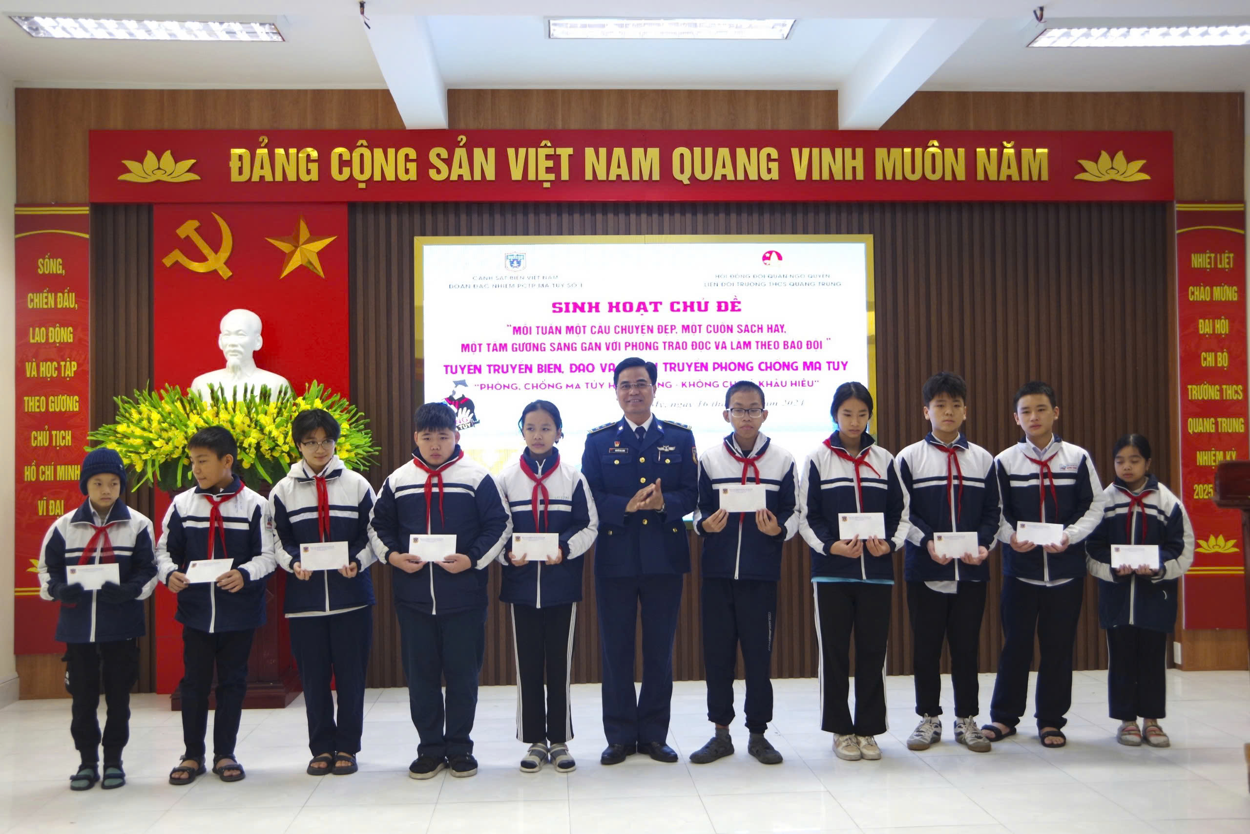 Tặng quà cho học sinh có hoàn cảnh khó khăn, học giỏi.