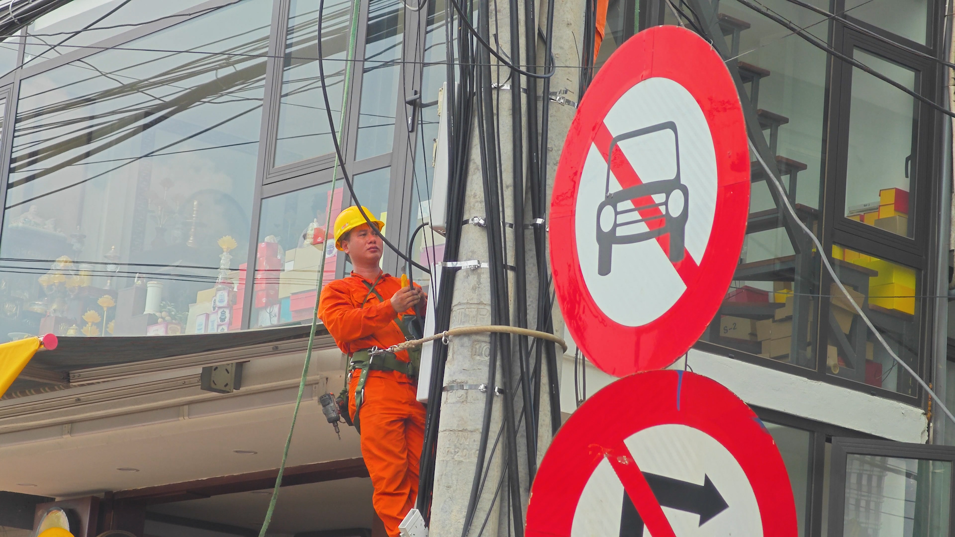 Ngành Điện tăng cường kiểm tra, bảo đảm cung ứng điện trong cao điểm nắng nóng.