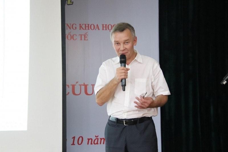 TS. Guzenkov Sergey Aleksandrovich – Viện Hàn lâm Khoa học Nga trình bày báo cáo “Tính ưu việt của sản phẩm Smart A khi sử dụng với vật liệu nha khoa”.