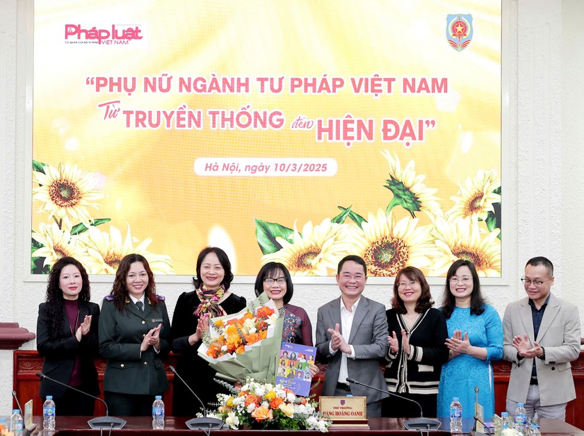 Tổng Biên tập Báo Pháp Luật Việt Nam Vũ Hoài Nam tặng hoa chúc mừng Thứ trưởng và các nữ lãnh đạo Bộ Tư pháp
