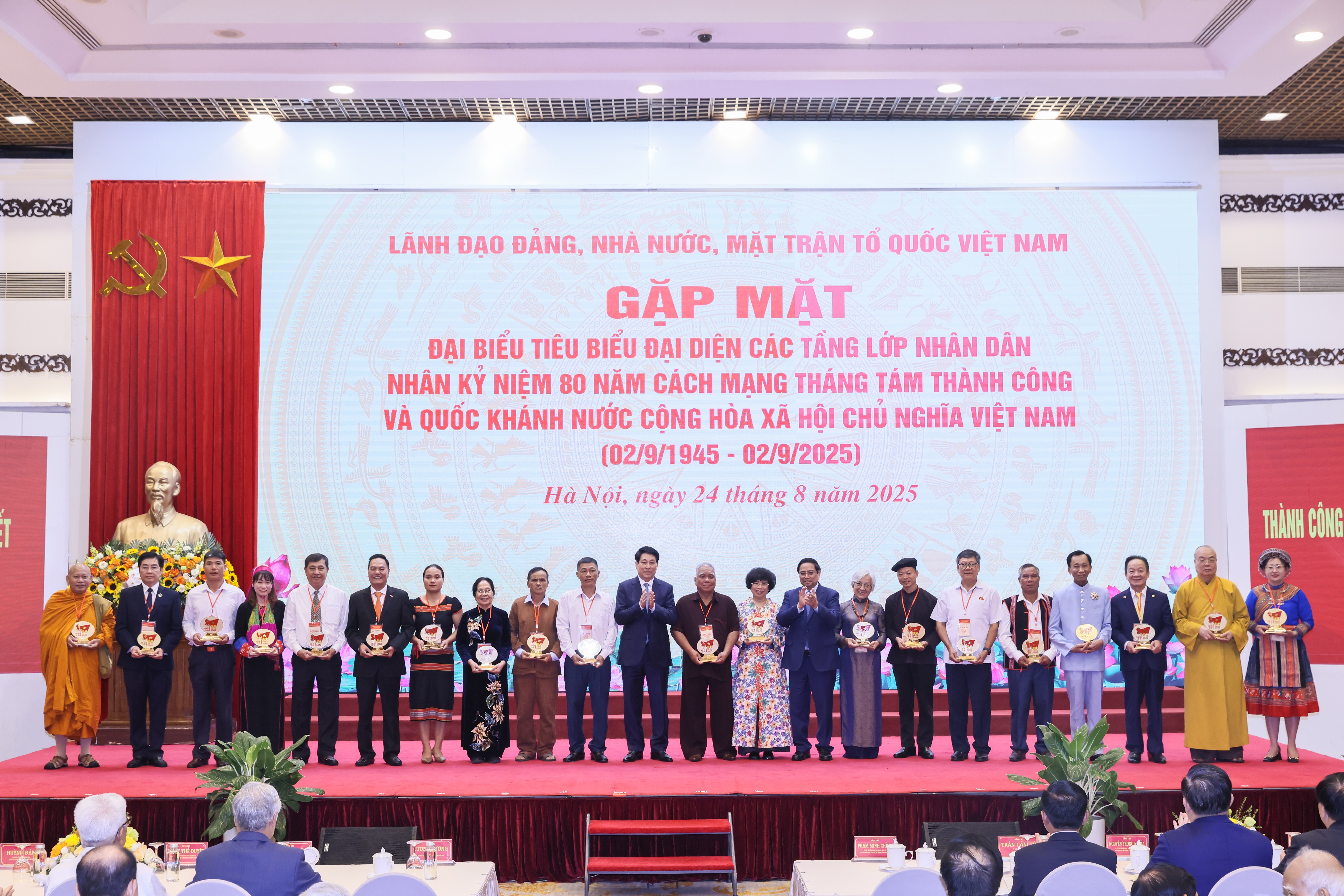 Lãnh đạo Đảng, Nhà nước trao tặng biểu trưng kỷ niệm và quà cho doanh nhân Đỗ Quang Hiển (thứ 3 từ bên phải qua) cùng các đại biểu vì đã có những thành tích xuất sắc trong công tác an sinh xã hội, hỗ trợ cộng đồng.
