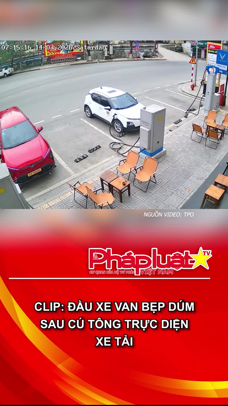 Clip: Đầu xe van bẹp dúm sau cú tông trực diện xe tải